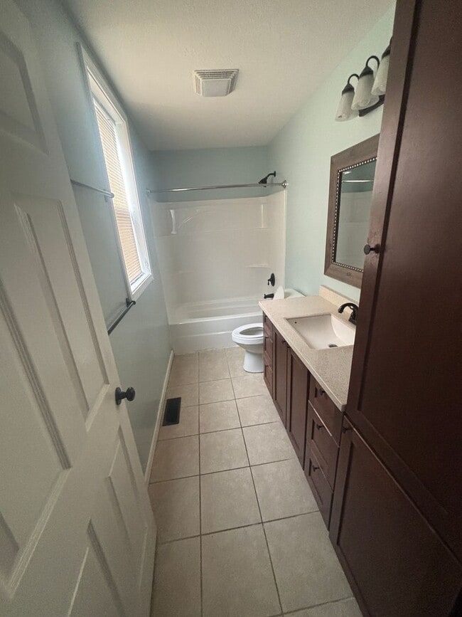 Building Photo - 2 Bedroom, 1 Bathroom House