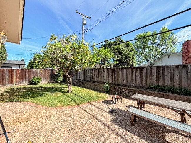 Building Photo - 4766 Elmhurst Dr