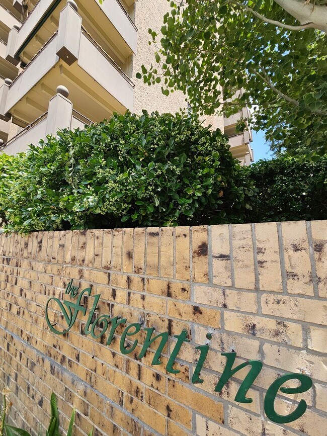 Building Photo - Amazing Penthouse 2 Bedroom 2 Bath With Mo...