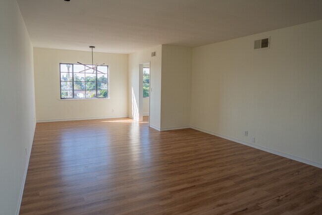 Building Photo - 2403 7th Ave