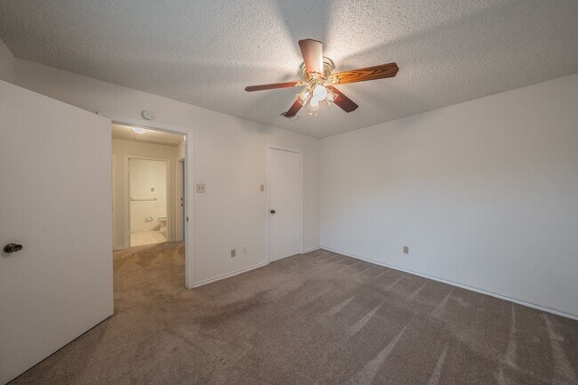 Building Photo - Amazing Townhome