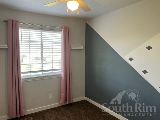 Building Photo - 916 Greenridge Ave