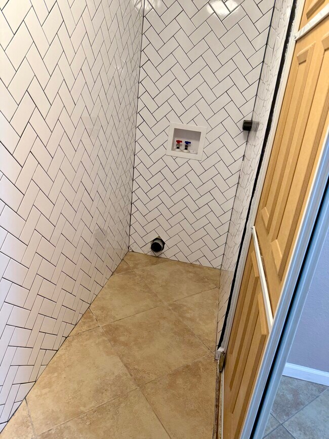 Building Photo - 4427 Tuna Dr