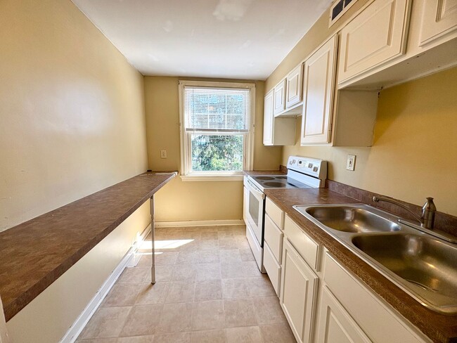 Building Photo - 3 Bedroom 1 Bath Available in Harrisburg!