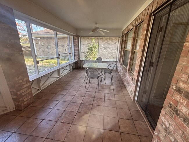 Building Photo - 1009 Augusta Dr