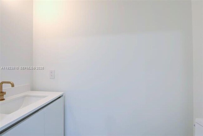 Building Photo - 700 NE 24th St