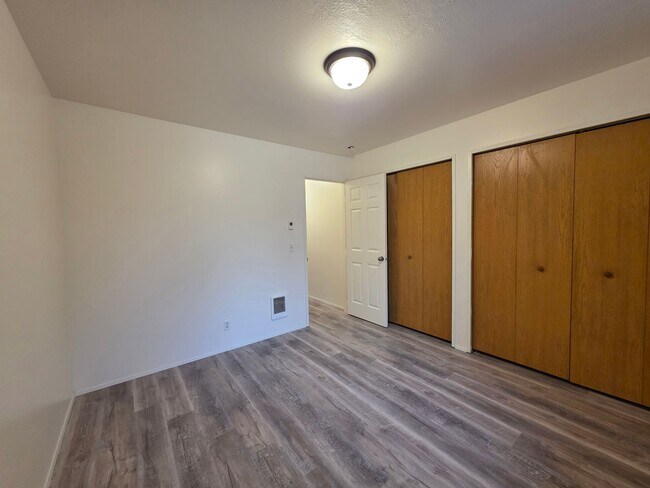 Building Photo - 00136/00137