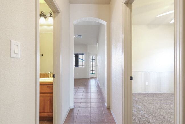 Building Photo - Spacious 4 Bedroom 2 Bath House near Restaurants