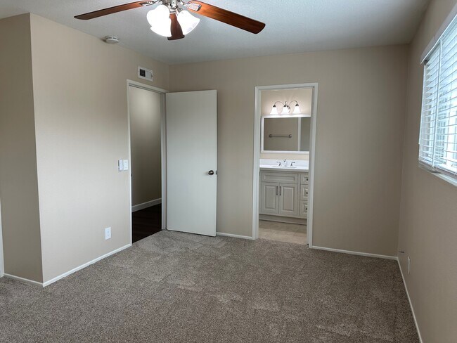 Building Photo - 1393 Scotch Cir