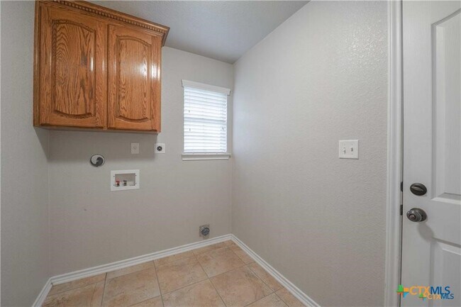 Building Photo - 6201 Flag Stone Dr