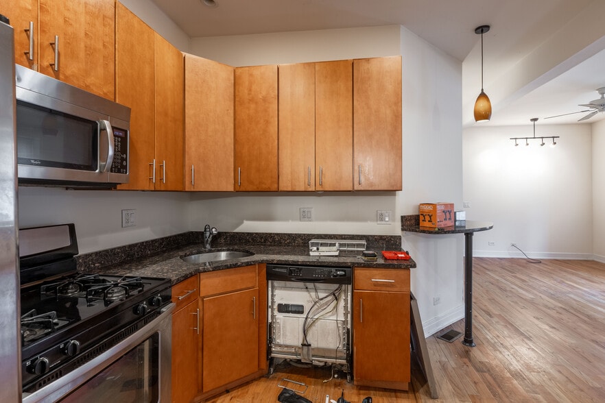 Building Photo - 2835 N Damen Ave