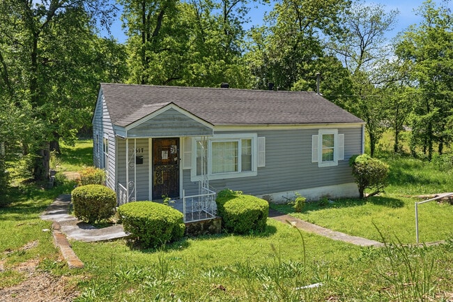 Building Photo - 517 11th Ct W