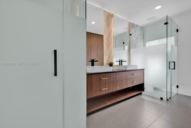 Building Photo - 901 NW 7th Street Rd