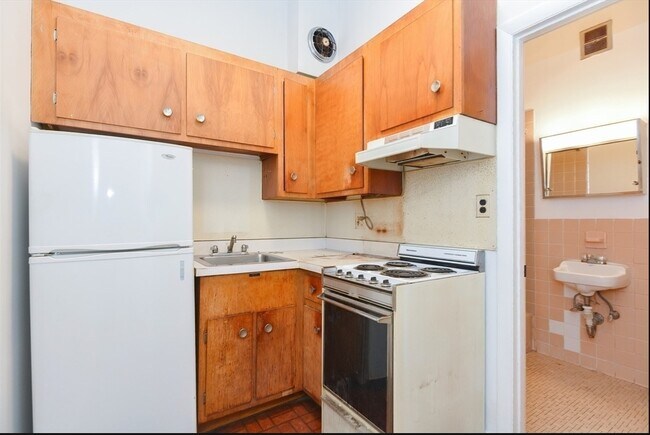 Building Photo - 922 Beacon St