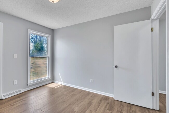 Building Photo - 204 Hattie Rd