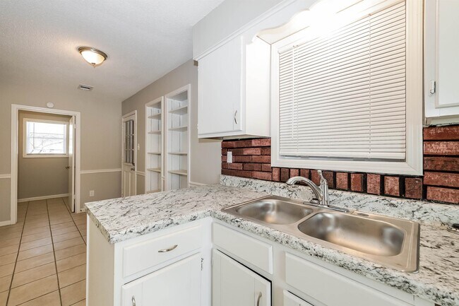 Building Photo - 3054 Ridgeway Rd