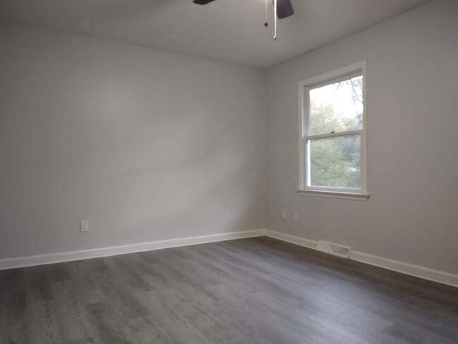 Building Photo - 2 bedroom 1.5 bath condo near ETSU