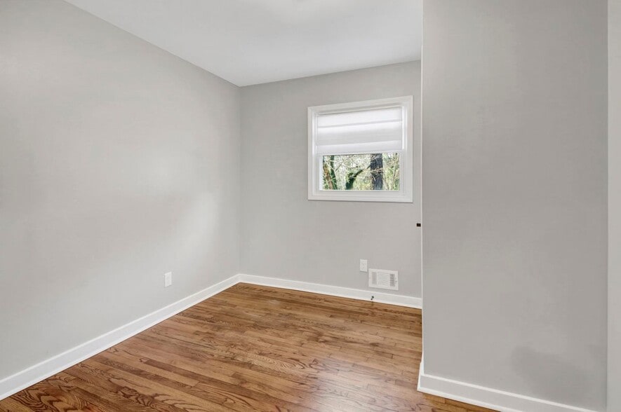 Building Photo - 2692 Rockcliff Rd SE