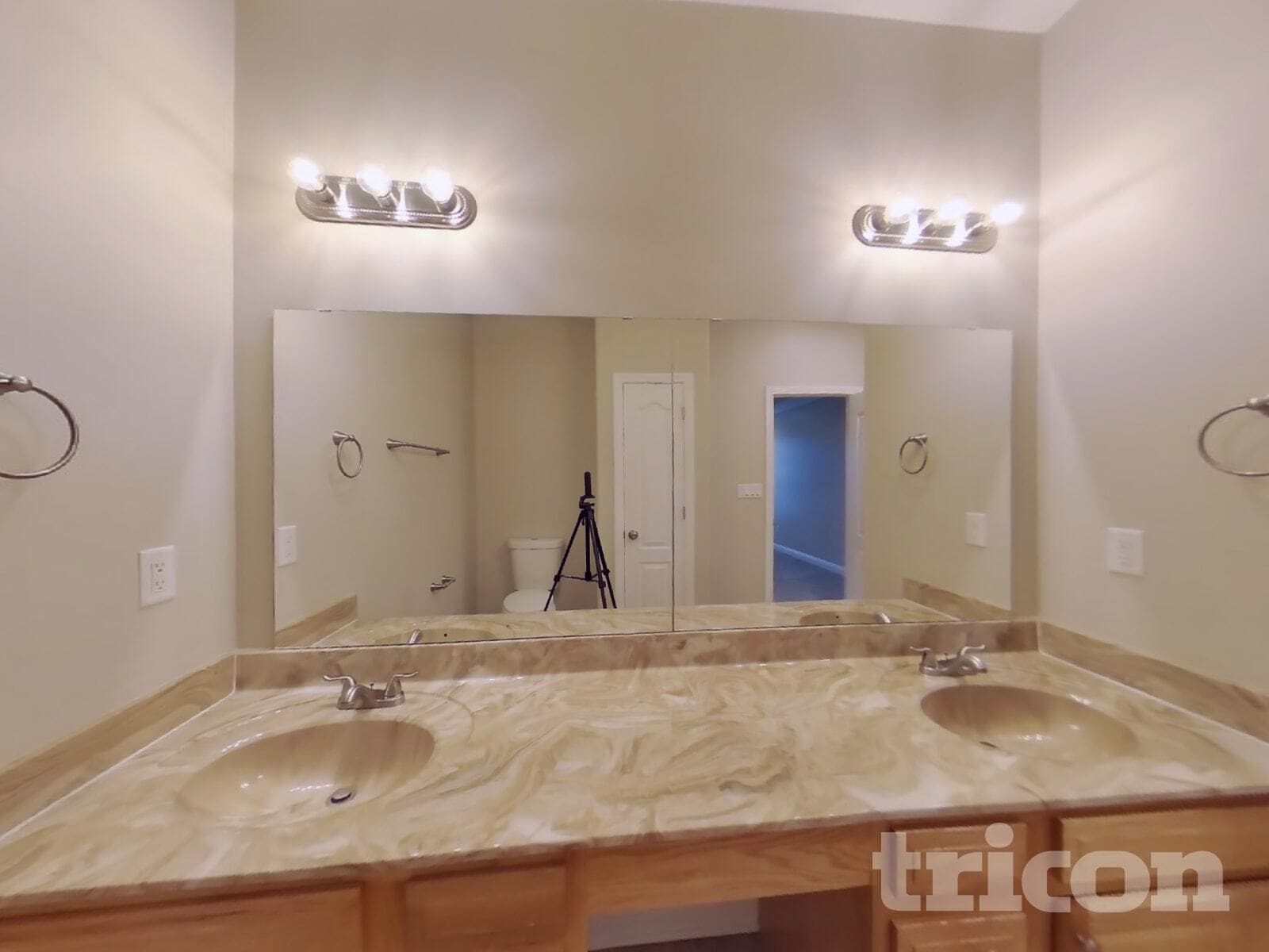 Building Photo - 4687 Bayview Dr