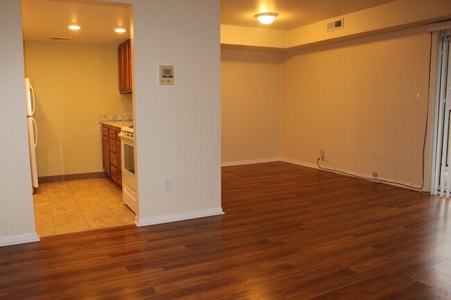 Building Photo - TRENT 566