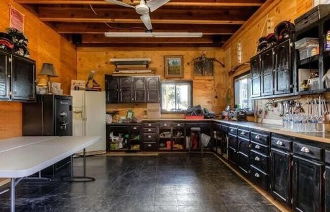 Building Photo - 5bd/5ba +HUGE BARN & SHOP - Absolutely LUX...