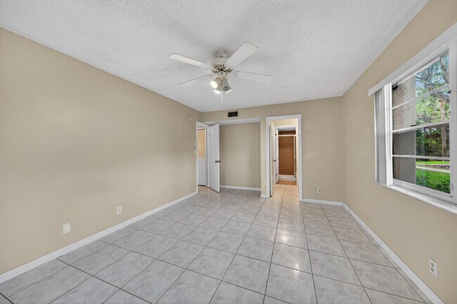 Building Photo - 147 Deer Creek Blvd