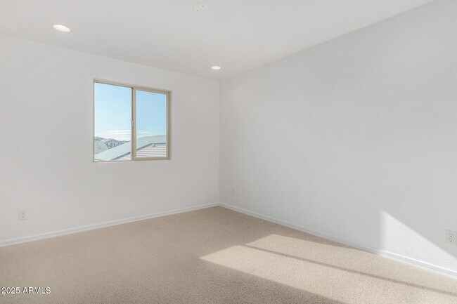 Building Photo - 15138 W Hadley St