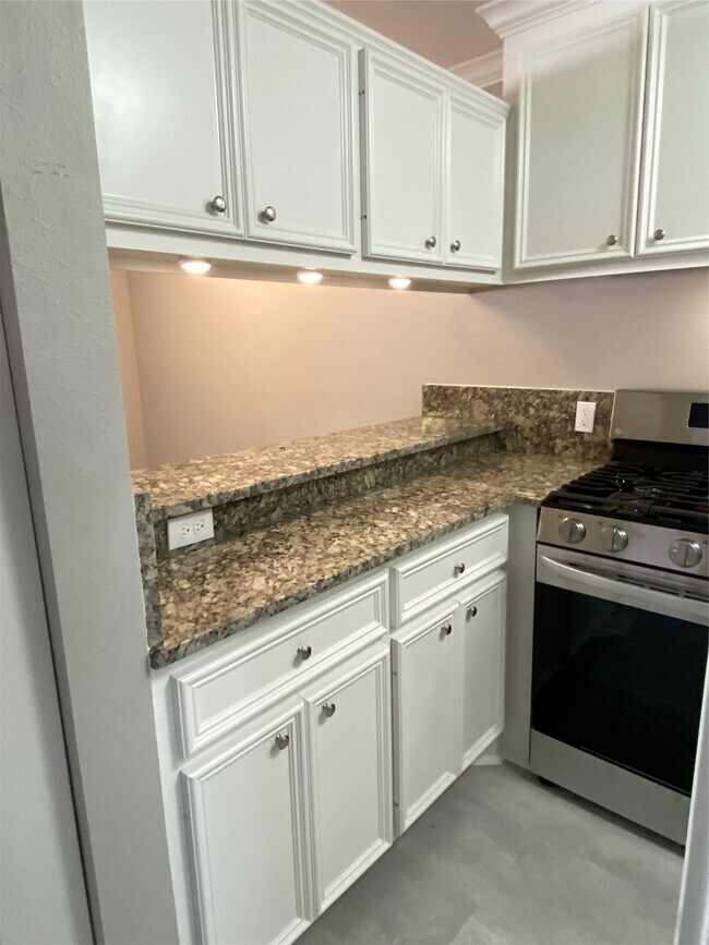 Building Photo - 211 W 17th St