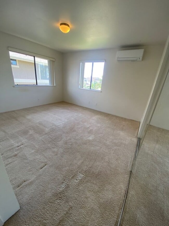 Building Photo - 3 bed, 2.5 bath, 2 car garage-single famil...