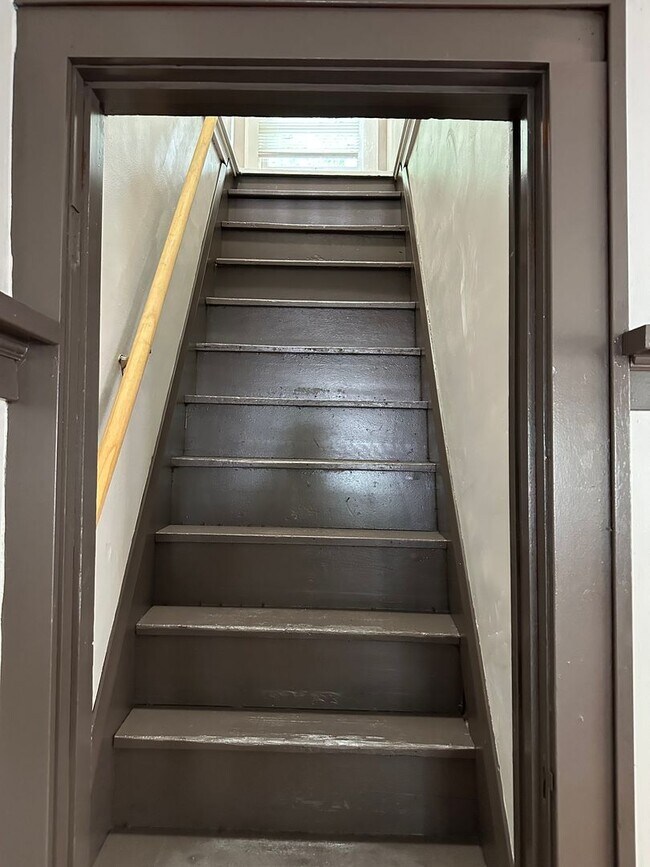 Building Photo - 3 Bedroom, 1 Bath House Available with Private Yard