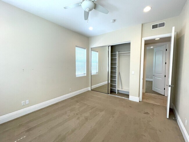 Building Photo - Beautiful 3 bedroom detached townhome with...