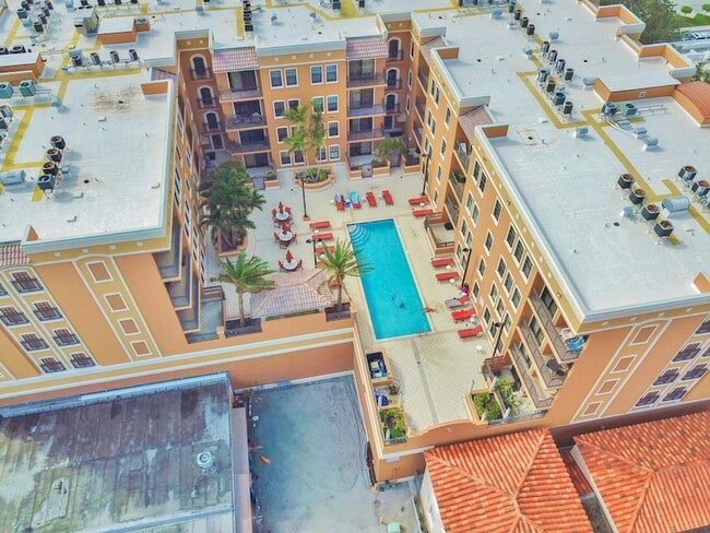 Building Photo - 511 Lucerne Ave