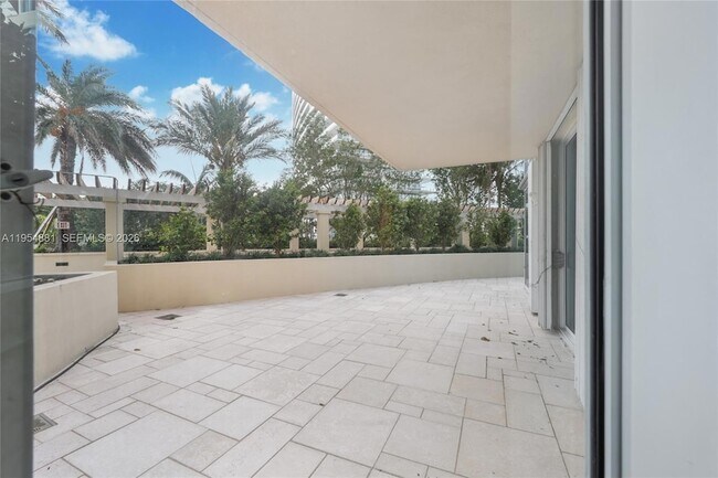 Building Photo - 300 South Pointe Dr