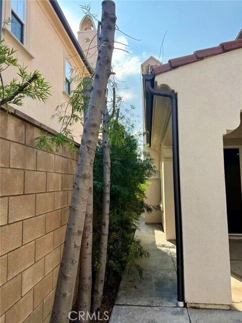 Building Photo - 310 Bronze