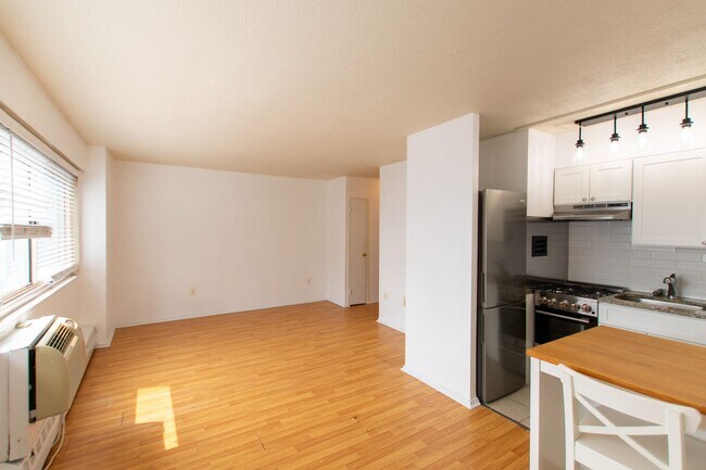 Building Photo - Rittenhouse Studio Condo with All Utilities Included!