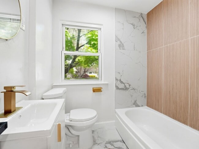 Building Photo - Fully Renovated Rental with Designer Kitchen, Modern Bath & Bonus Spaces – Stratford, NJ