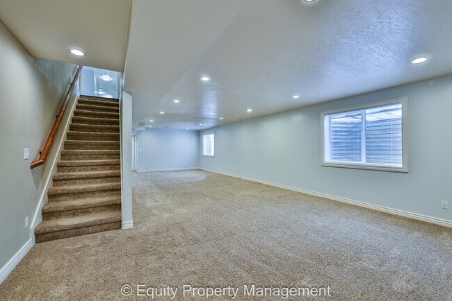 Building Photo - 10787 N 5800 W St