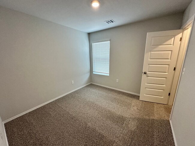 Building Photo - Move -in Special: Stunning 4-Bedroom, 2-Ba...