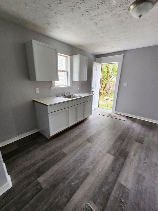 Building Photo - Large 3 Bedroom Home For Rent on Kimberly