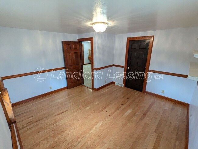 Building Photo - Spacious Split-Level Home in Columbia Stat...