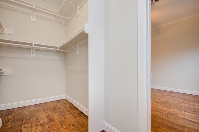 Building Photo - 1733 Tuam St