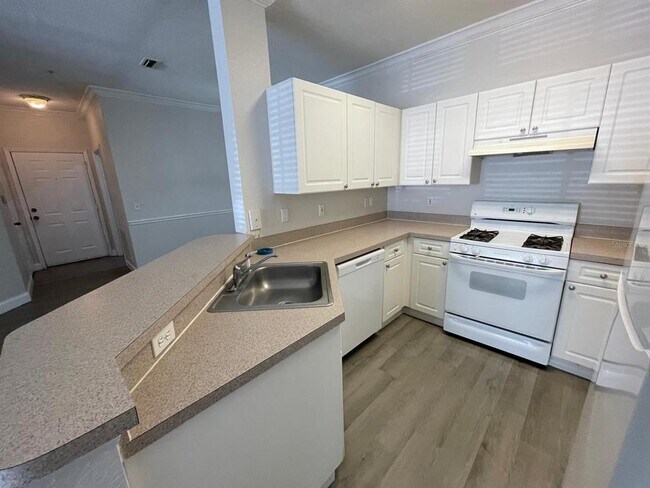 Building Photo - 3349 S Kirkman Rd