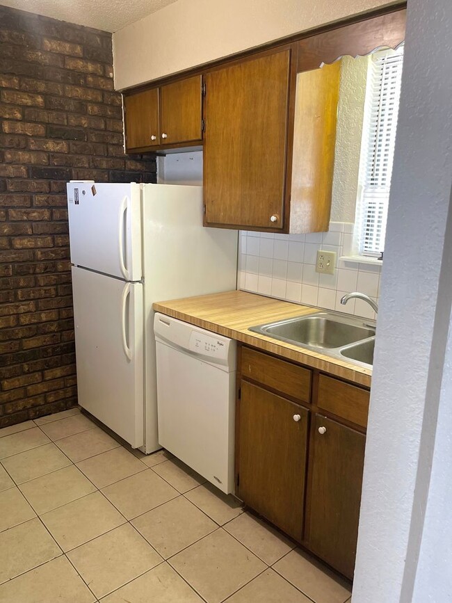 Building Photo - Spacious All Electric Townhome Near Downtown Independence