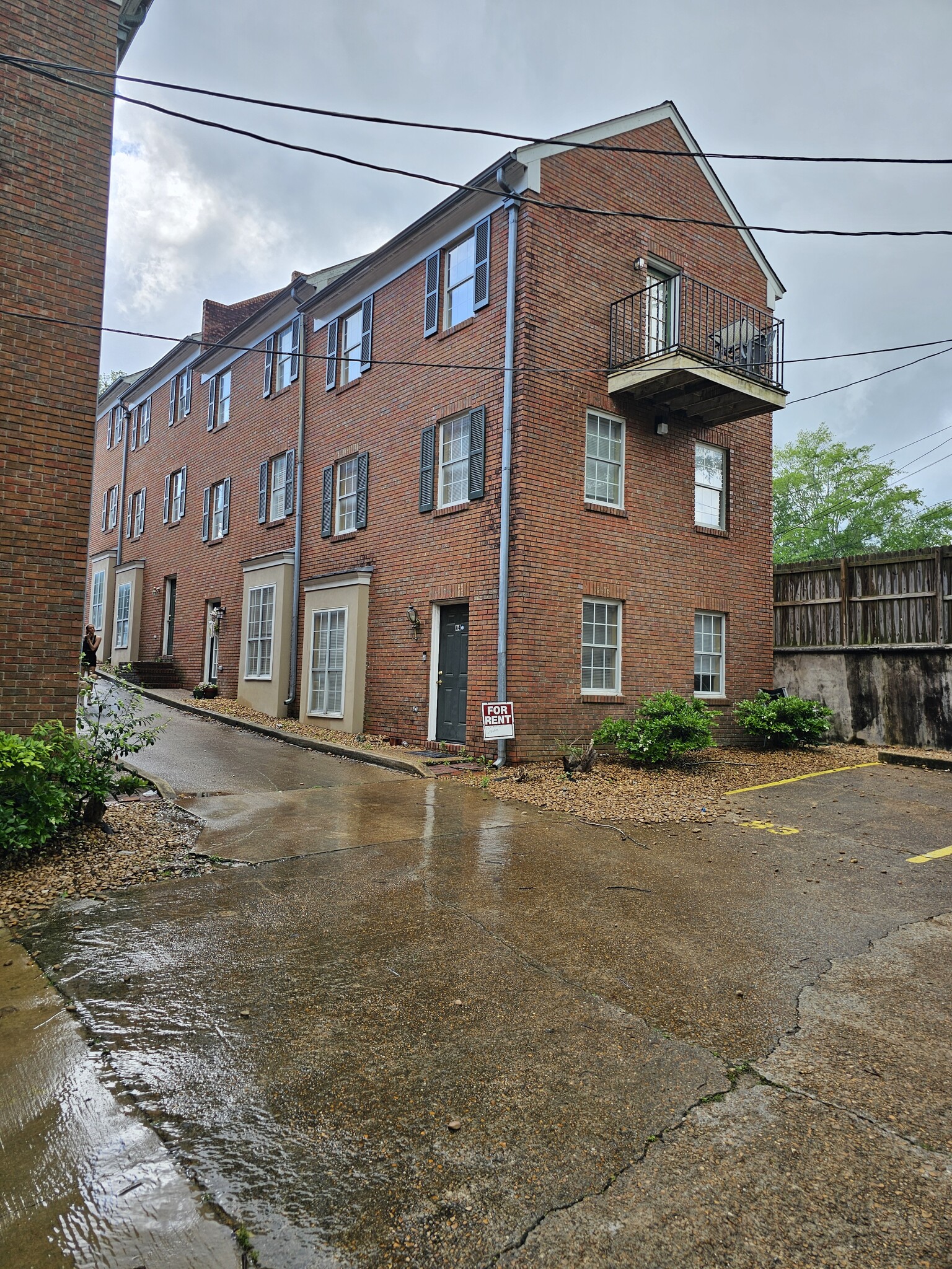Building Photo - 613 University Dr