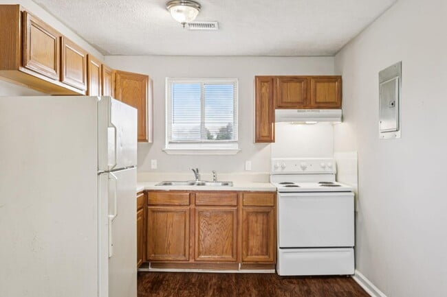 Building Photo - 1200 W H. Davis Dr