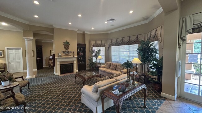 Building Photo - 610 Fairway Dr
