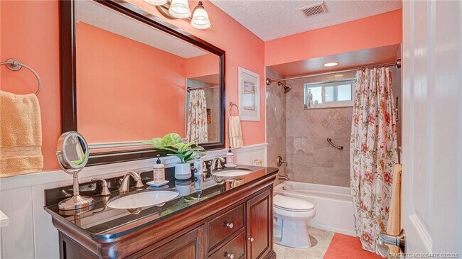 Building Photo - 4150 SE Whiticar Way