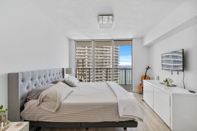 Building Photo - 1750 N Bayshore Dr