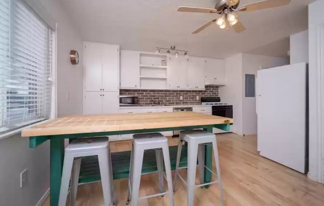 Building Photo - 2 bed 1.5 bath unit in the Meadows-$100 of...