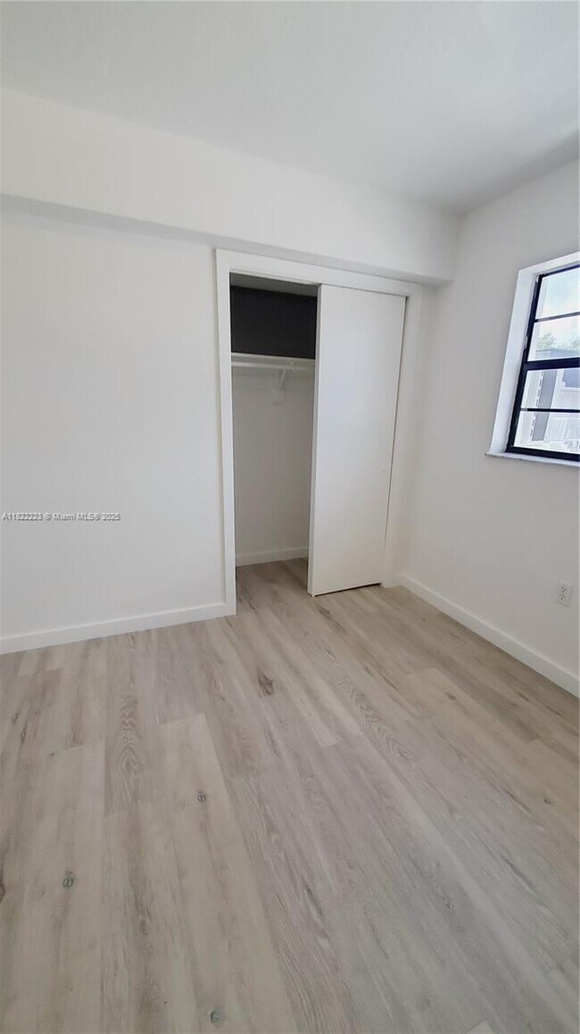 Building Photo - 4450 SW 67th Ave